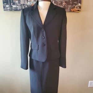 Skirt suit